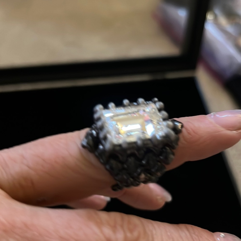 chink solitaire ring set in mesh metal band